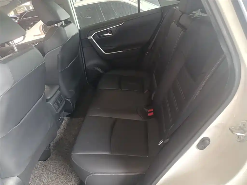 Toyota RAV4 — фото 17
