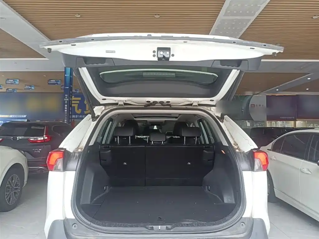Toyota RAV4 — фото 19