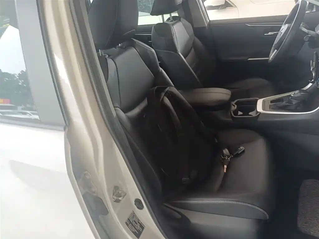 Toyota RAV4 — фото 25