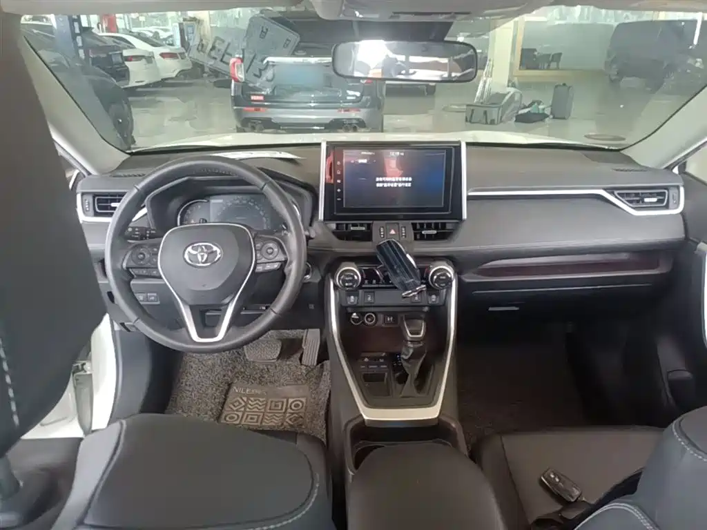 Toyota RAV4 — фото 10