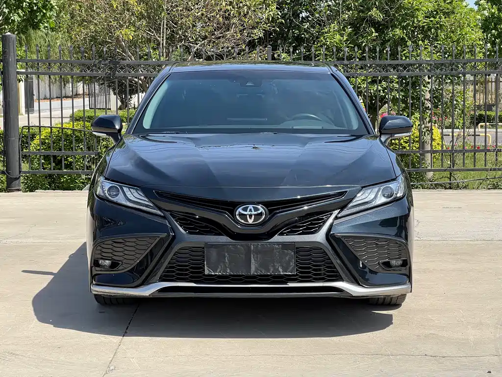 Toyota Camry — фото 2