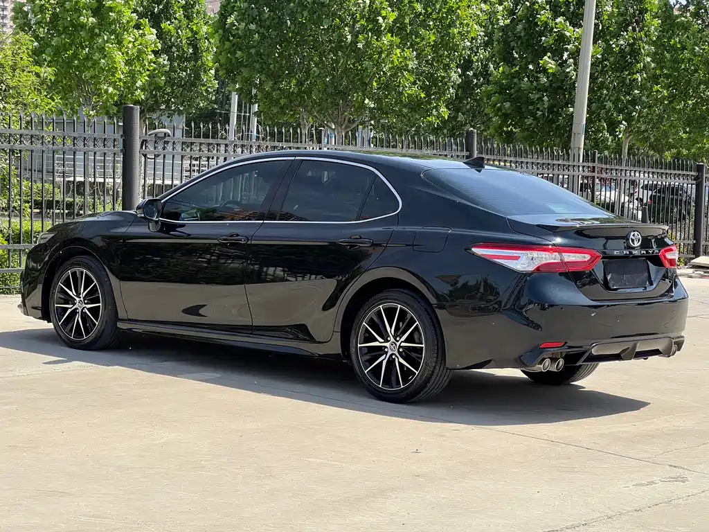 Toyota Camry — фото 8