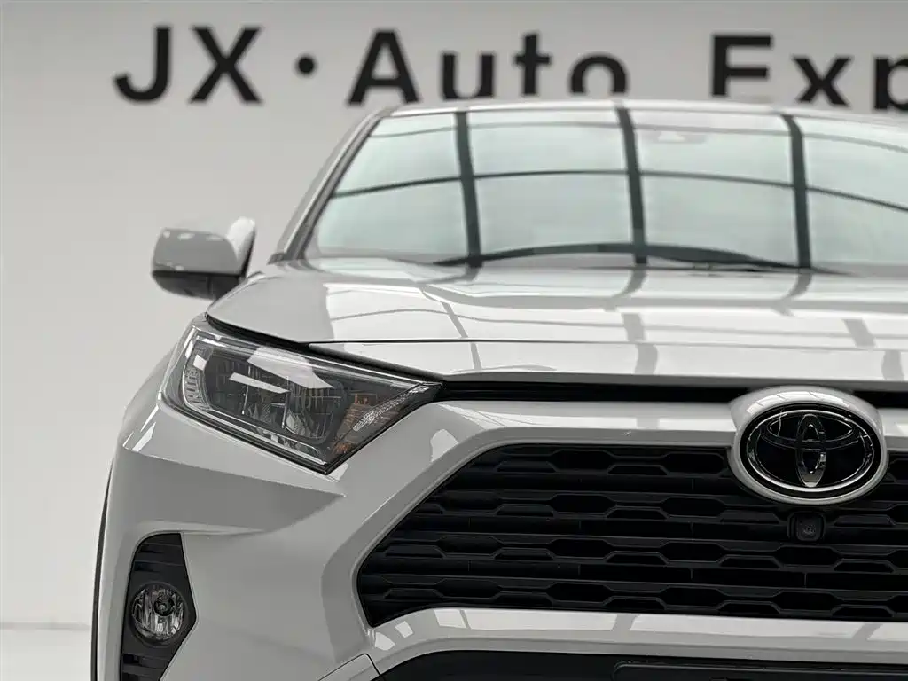 Toyota RAV4 — фото 4