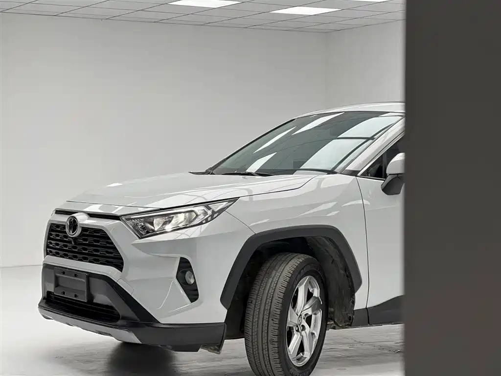 Toyota RAV4 — фото 6