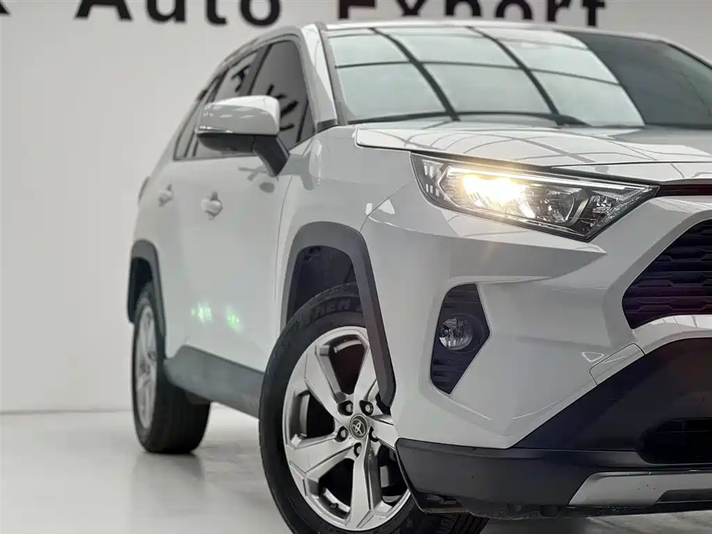Toyota RAV4 — фото 7