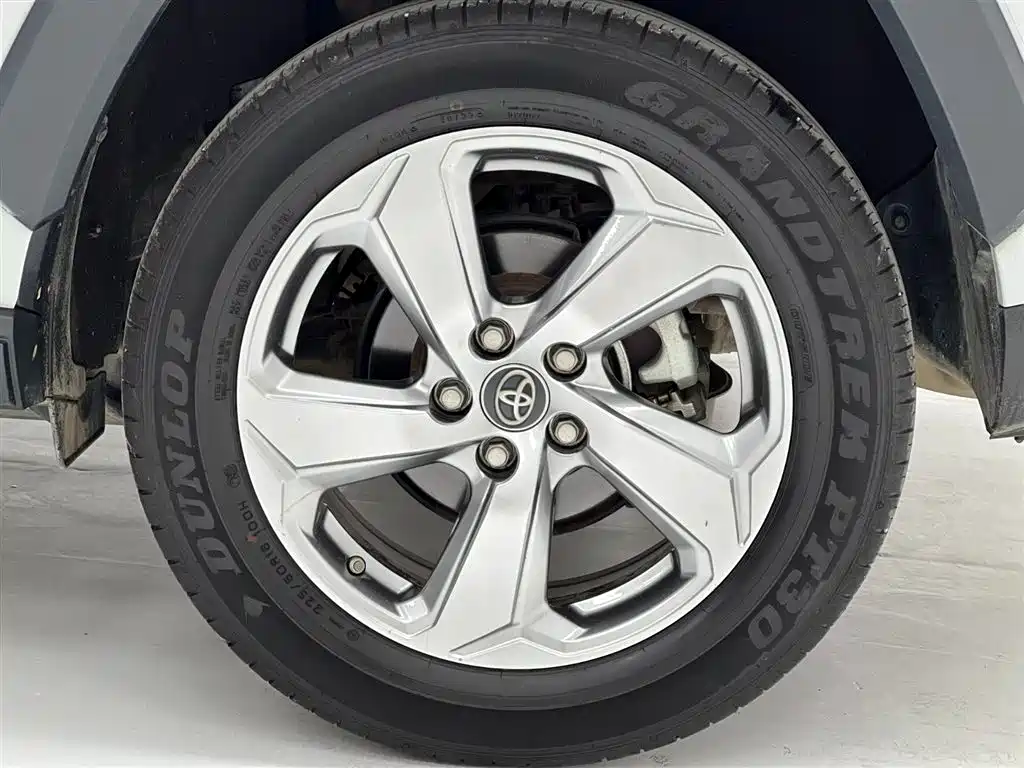 Toyota RAV4 — фото 8