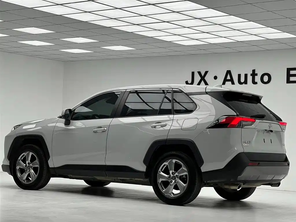 Toyota RAV4 — фото 10