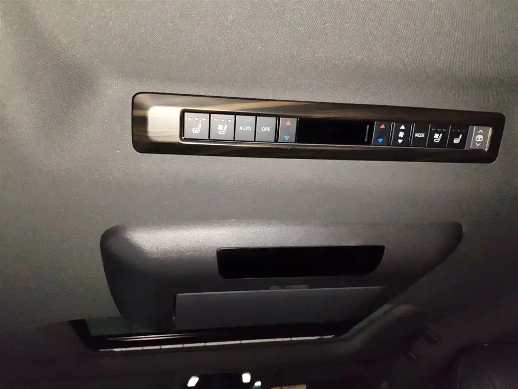 Toyota Granvia — фото 9