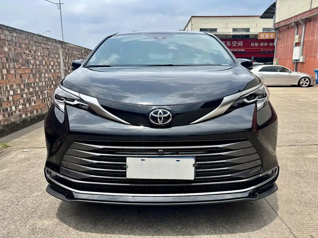 Toyota Sienna — фото 2