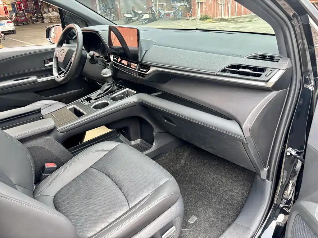 Toyota Sienna — фото 11