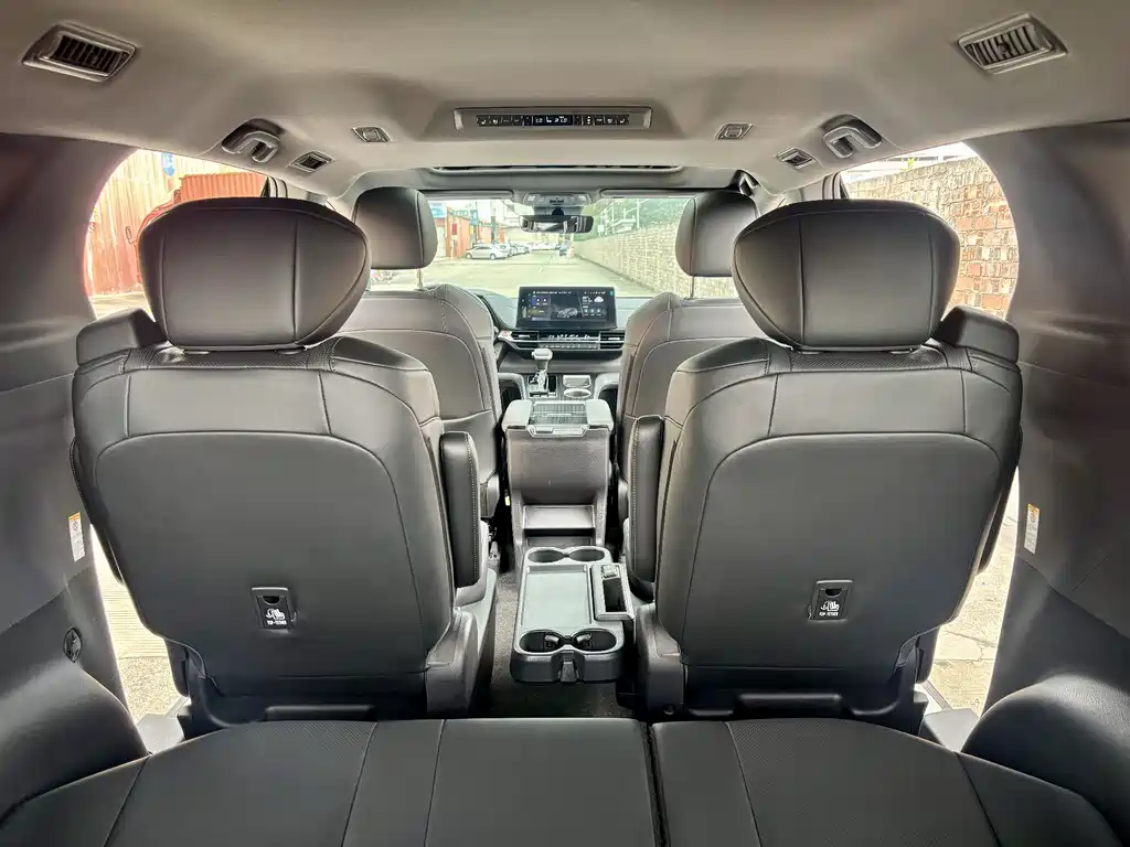 Toyota Sienna — фото 13