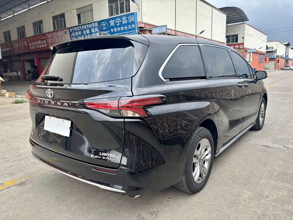 Toyota Sienna — фото 4