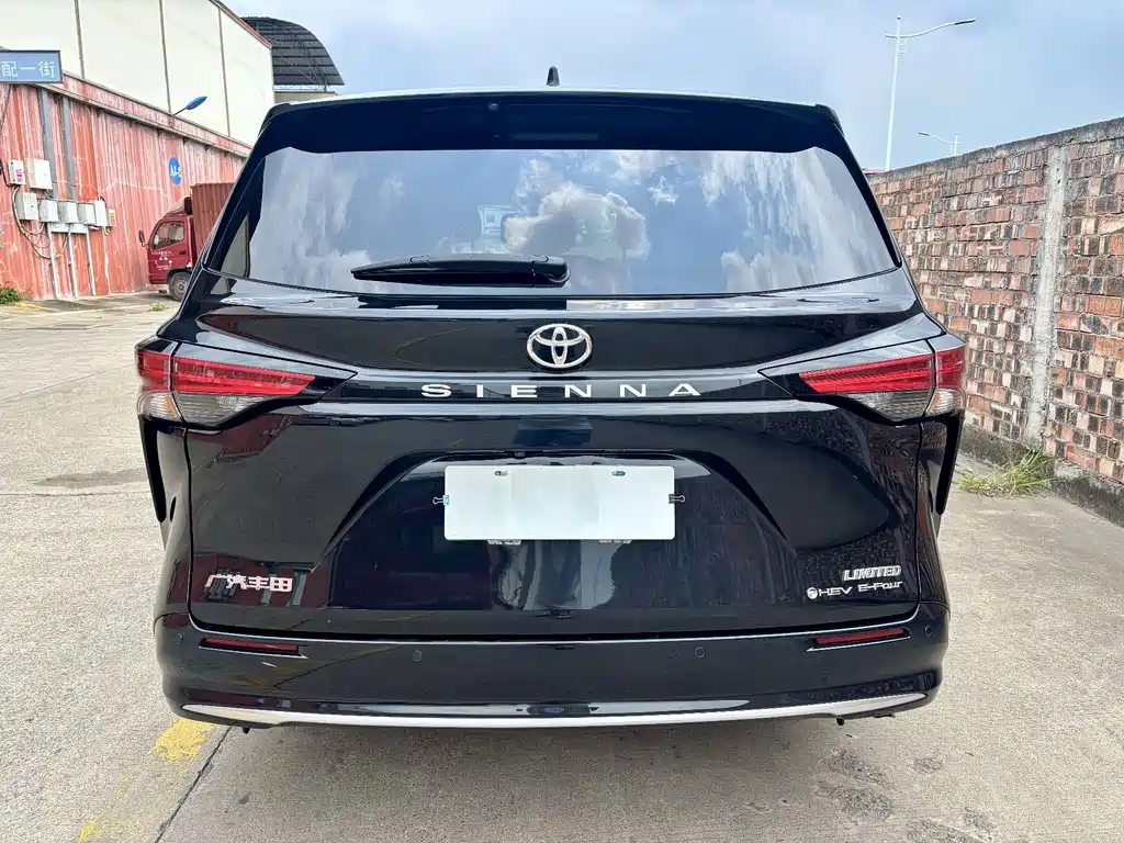Toyota Sienna — фото 5