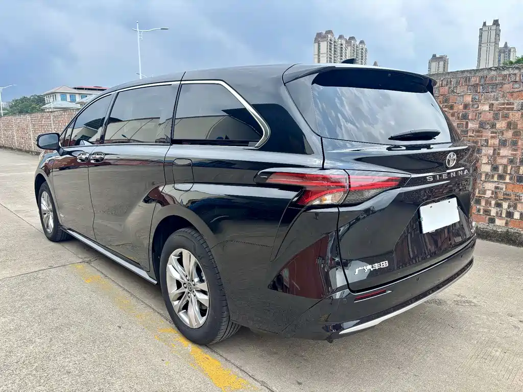Toyota Sienna — фото 6