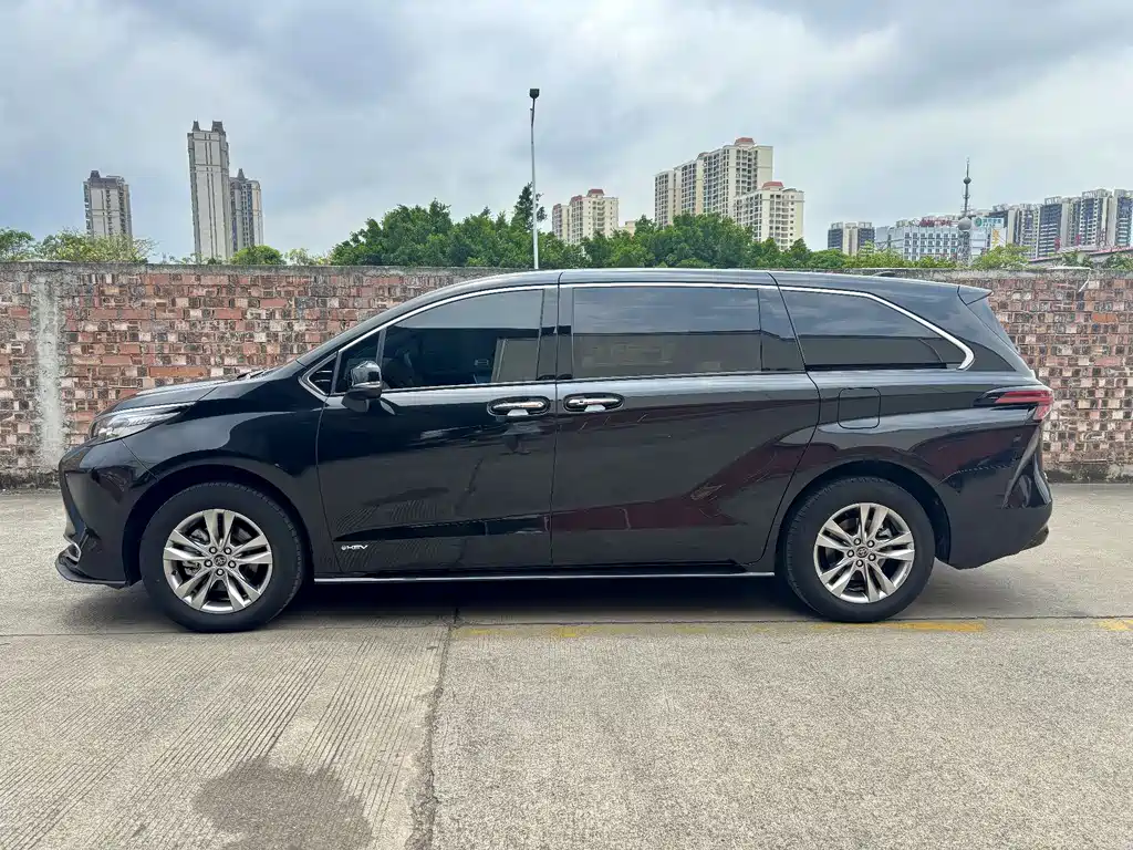 Toyota Sienna — фото 7
