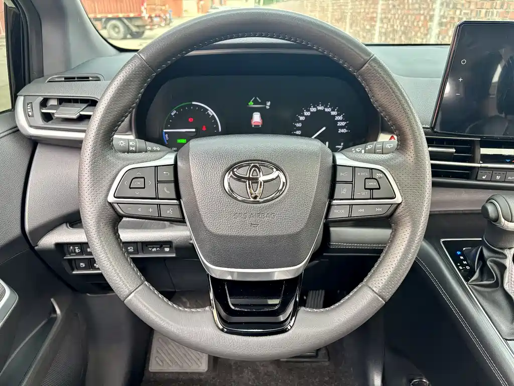 Toyota Sienna — фото 8