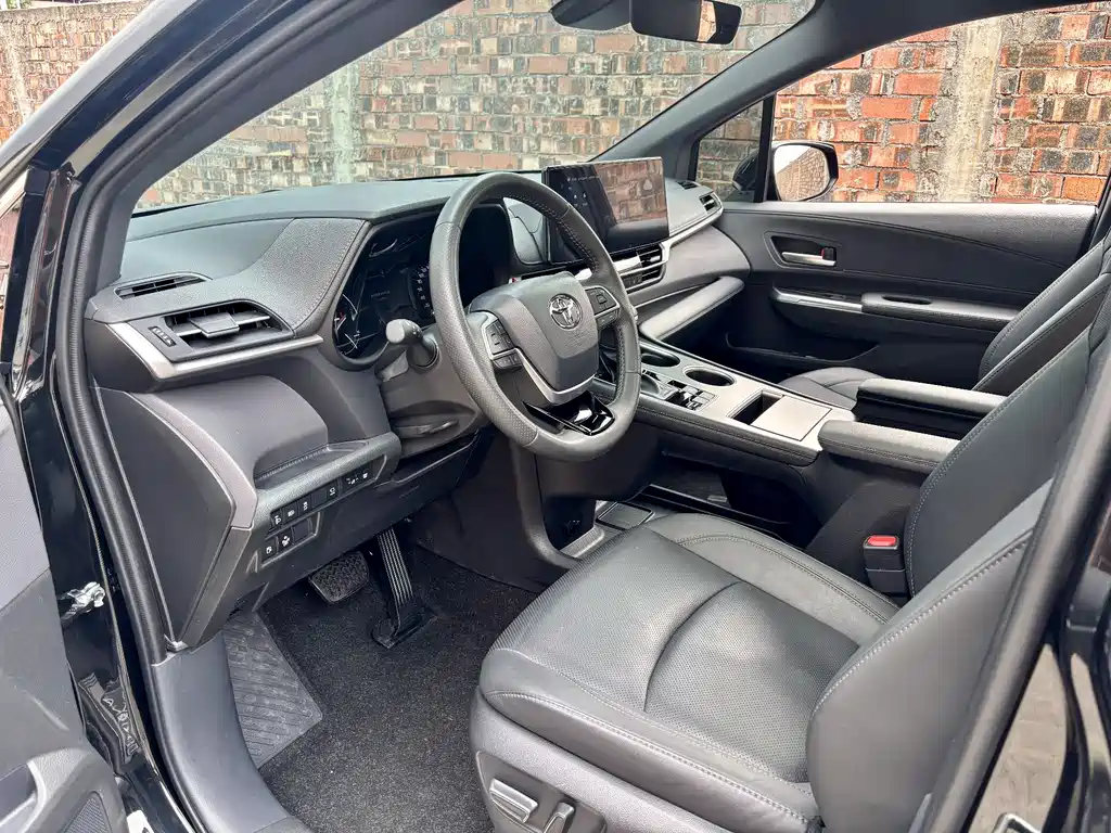 Toyota Sienna — фото 10