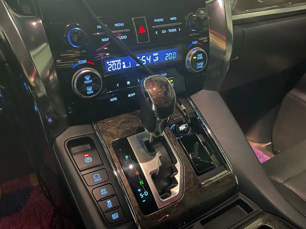 Toyota Alphard — фото 13