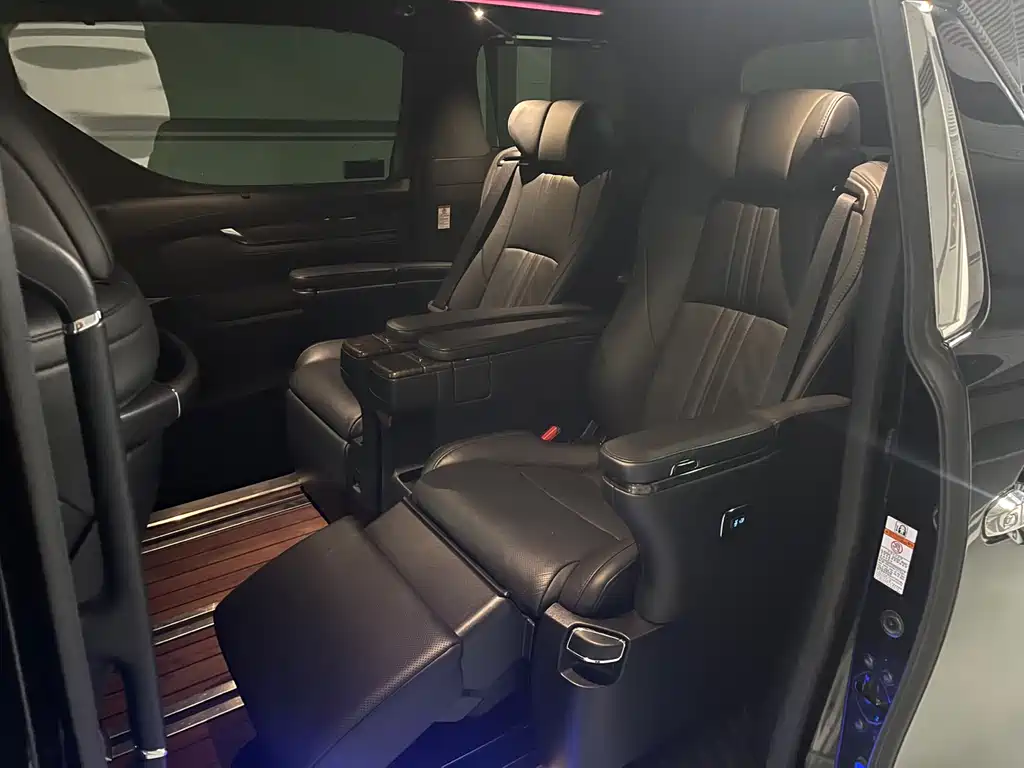 Toyota Alphard — фото 14