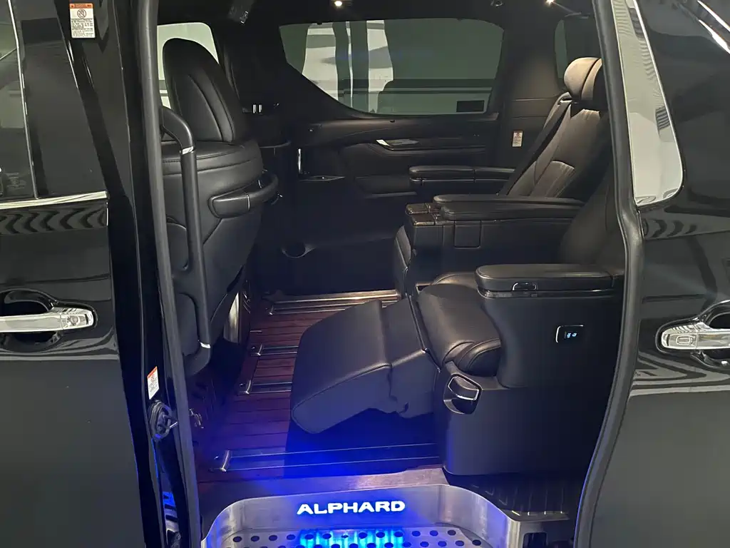 Toyota Alphard — фото 15