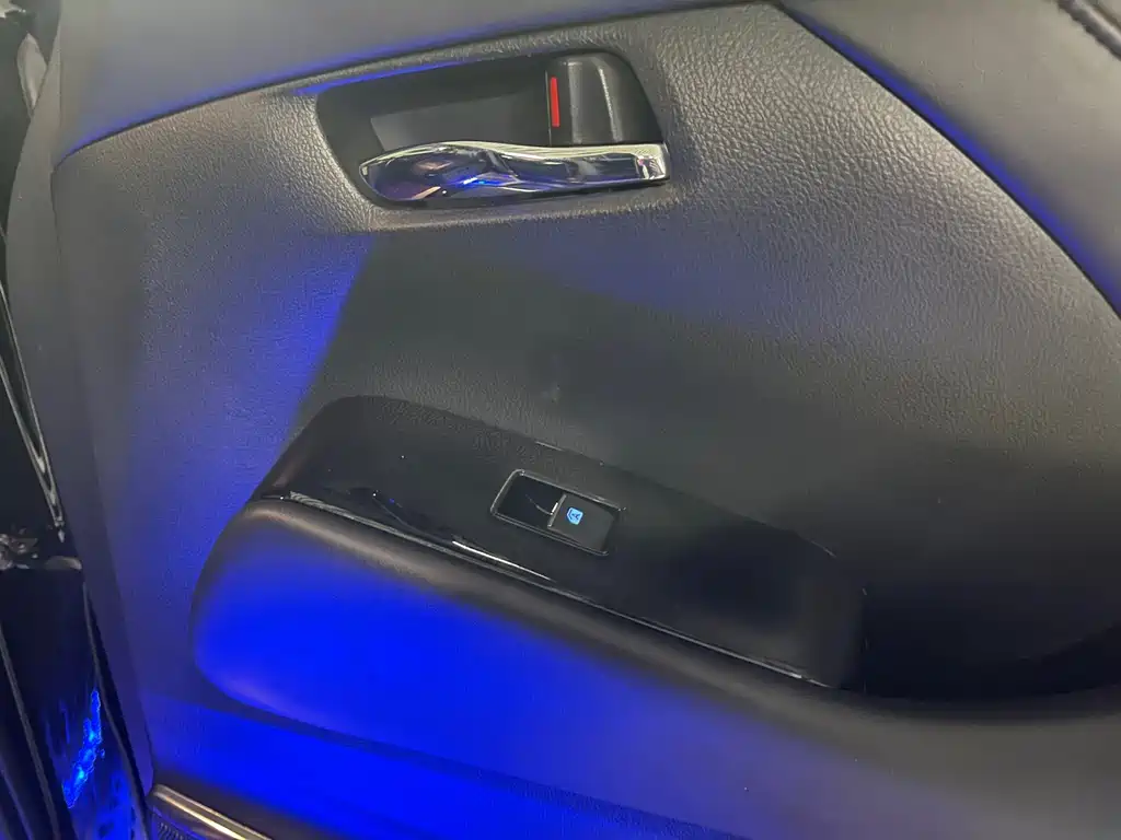 Toyota Alphard — фото 21