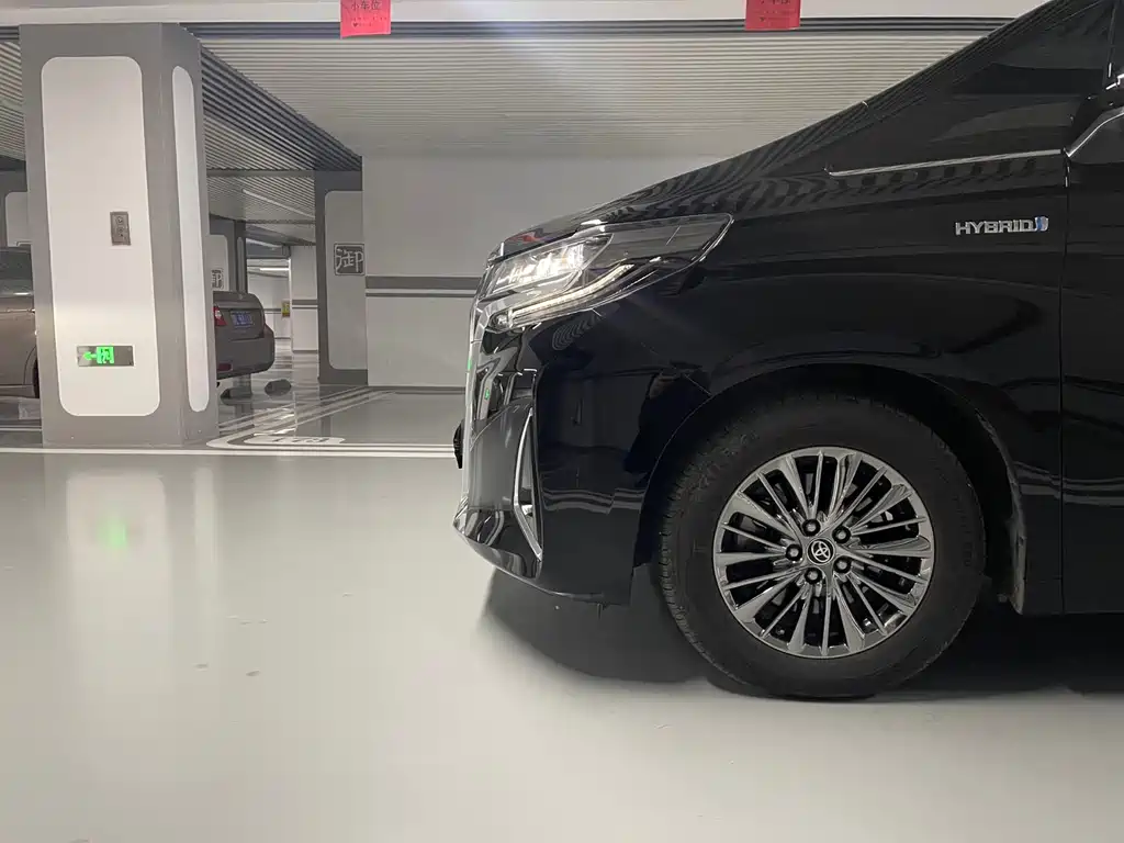 Toyota Alphard — фото 5