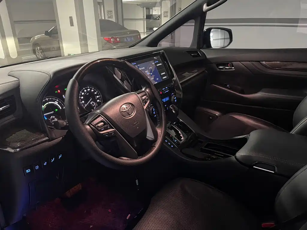 Toyota Alphard — фото 10
