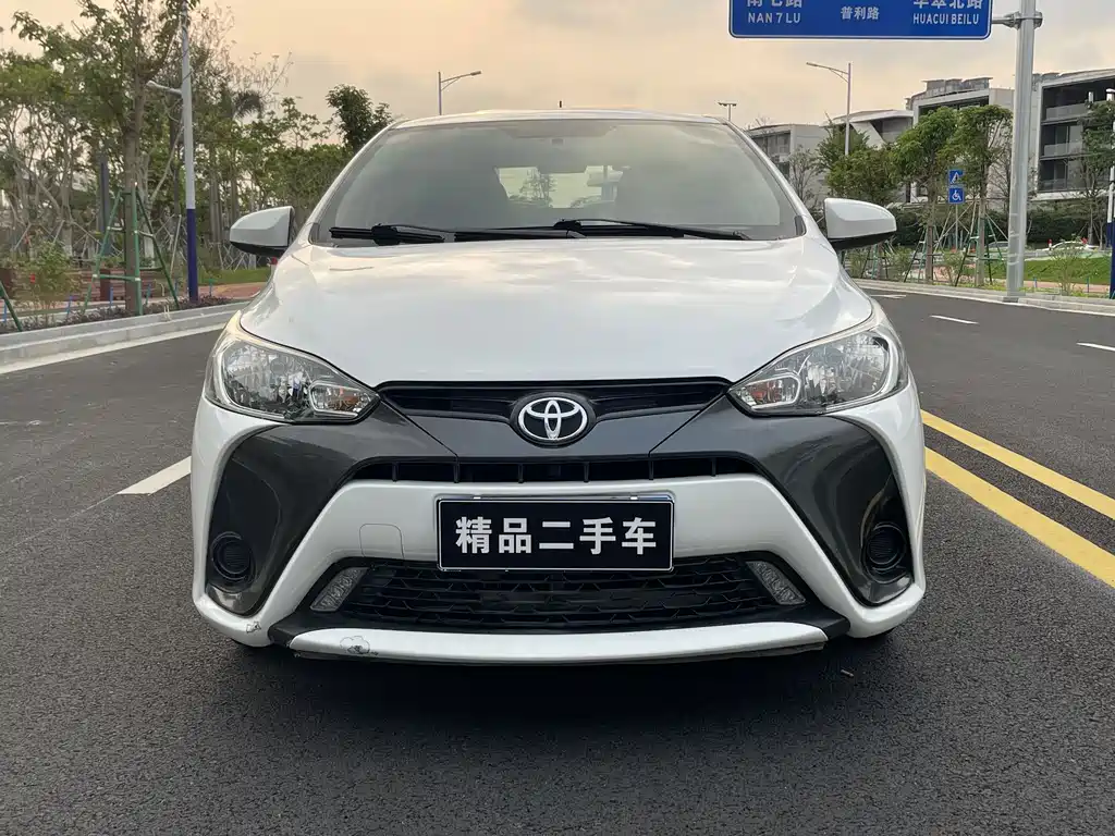 Toyota Yaris L — фото 2
