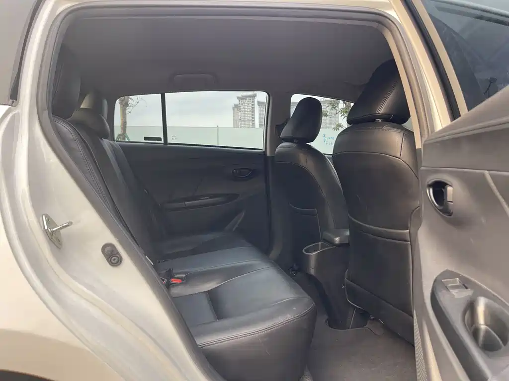 Toyota Yaris L — фото 13