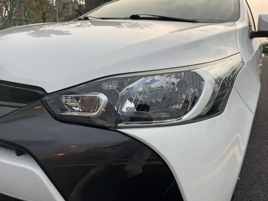 Toyota Yaris L — фото 14
