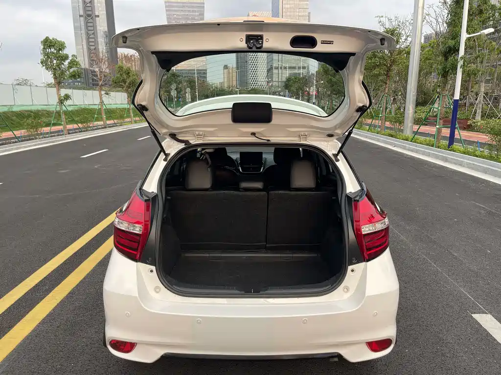 Toyota Yaris L — фото 18