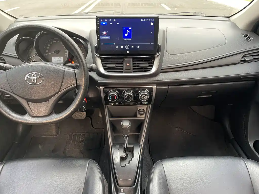Toyota Yaris L — фото 7