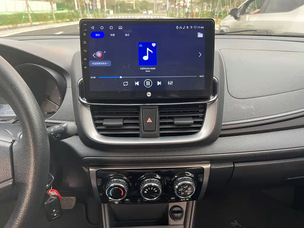 Toyota Yaris L — фото 9