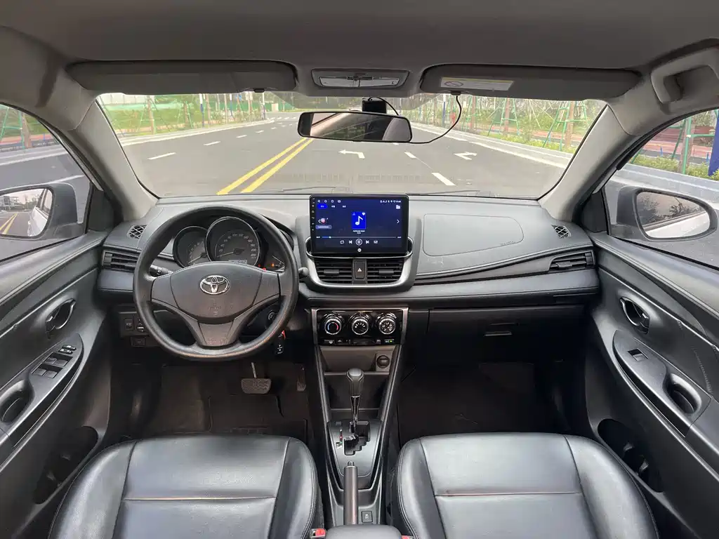 Toyota Yaris L — фото 10