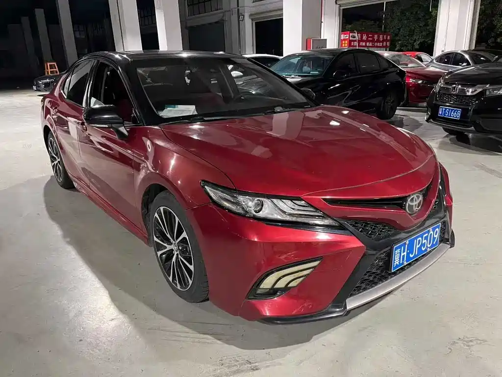 Toyota Camry — фото 5