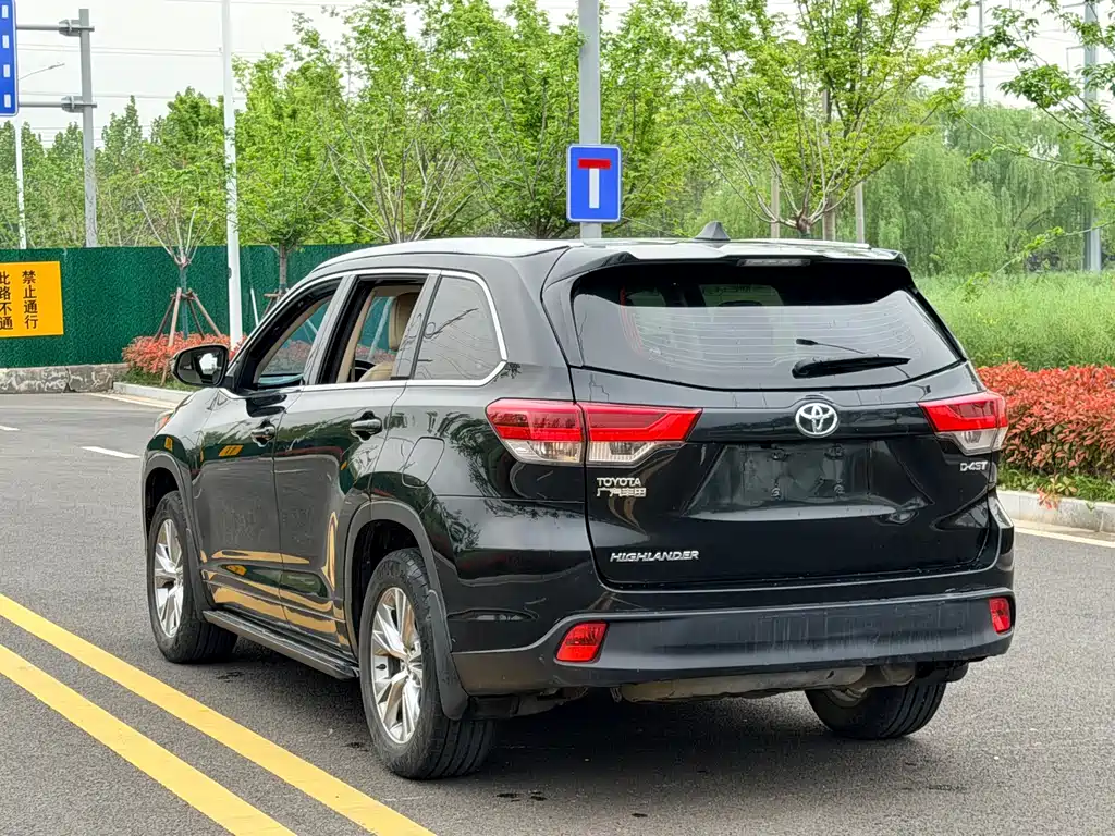 Toyota Highlander — фото 9