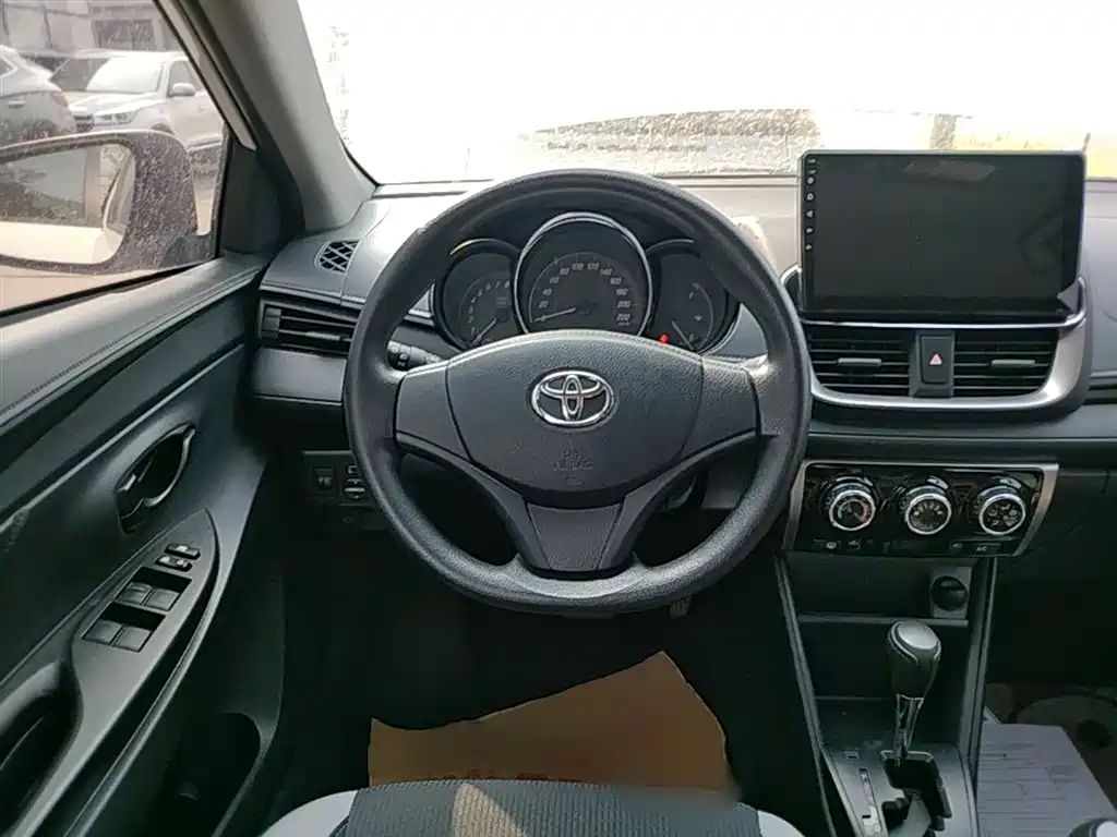 Toyota Yaris L — фото 11
