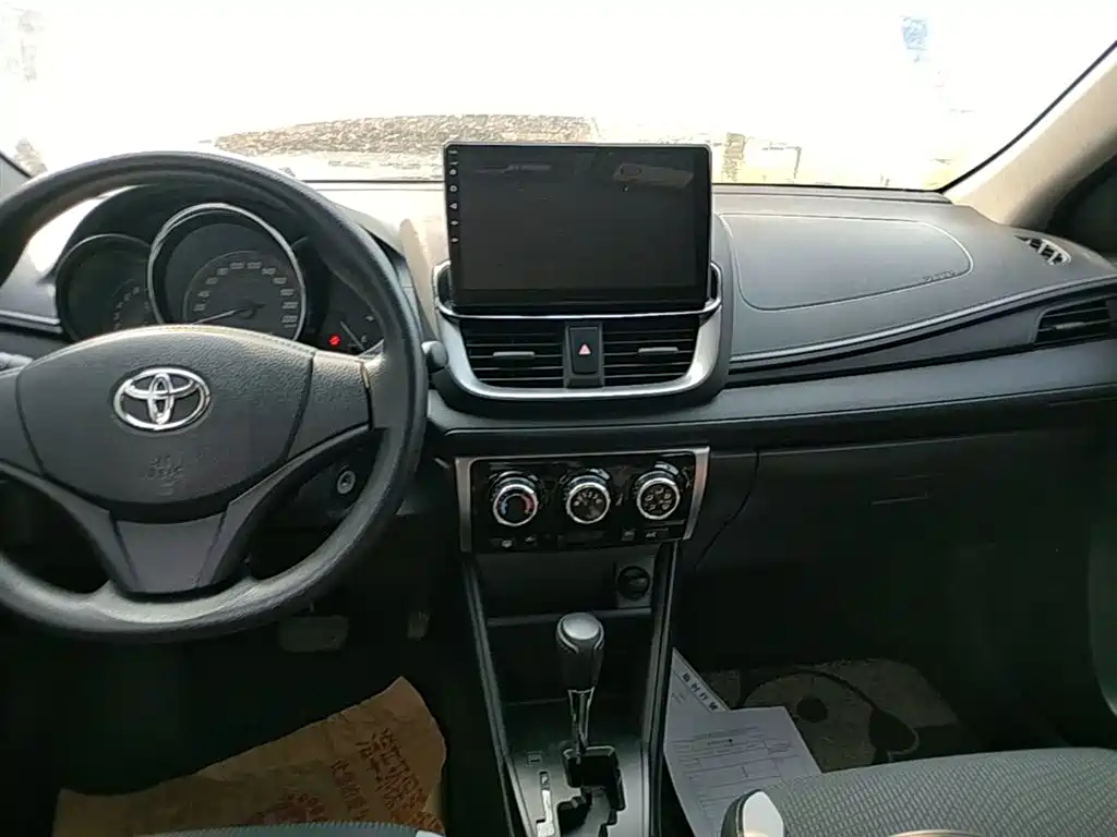 Toyota Yaris L — фото 13