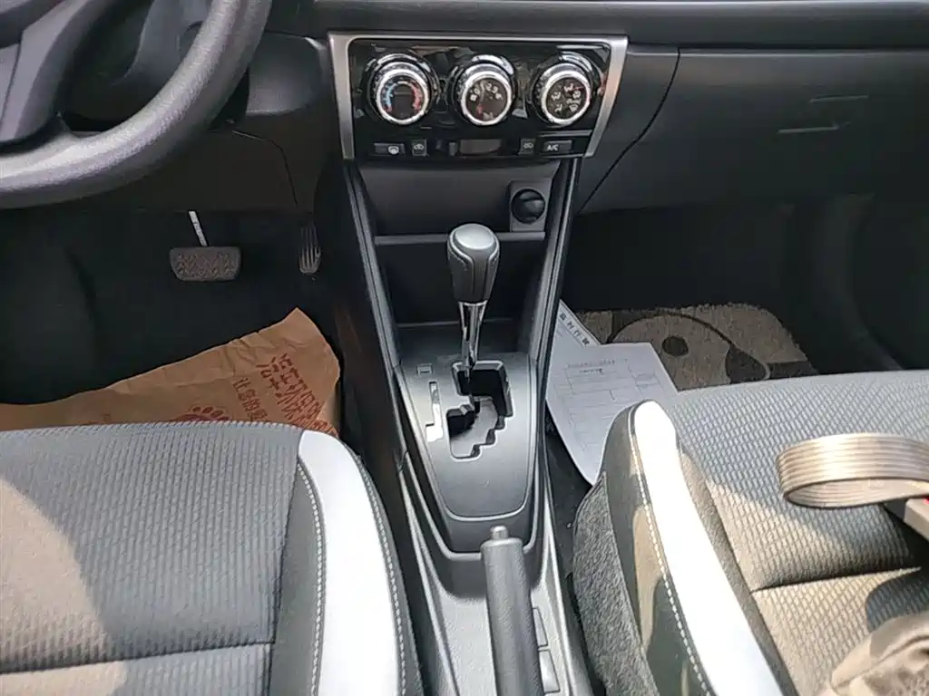 Toyota Yaris L — фото 14