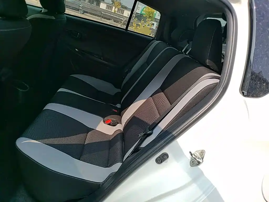 Toyota Yaris L — фото 17