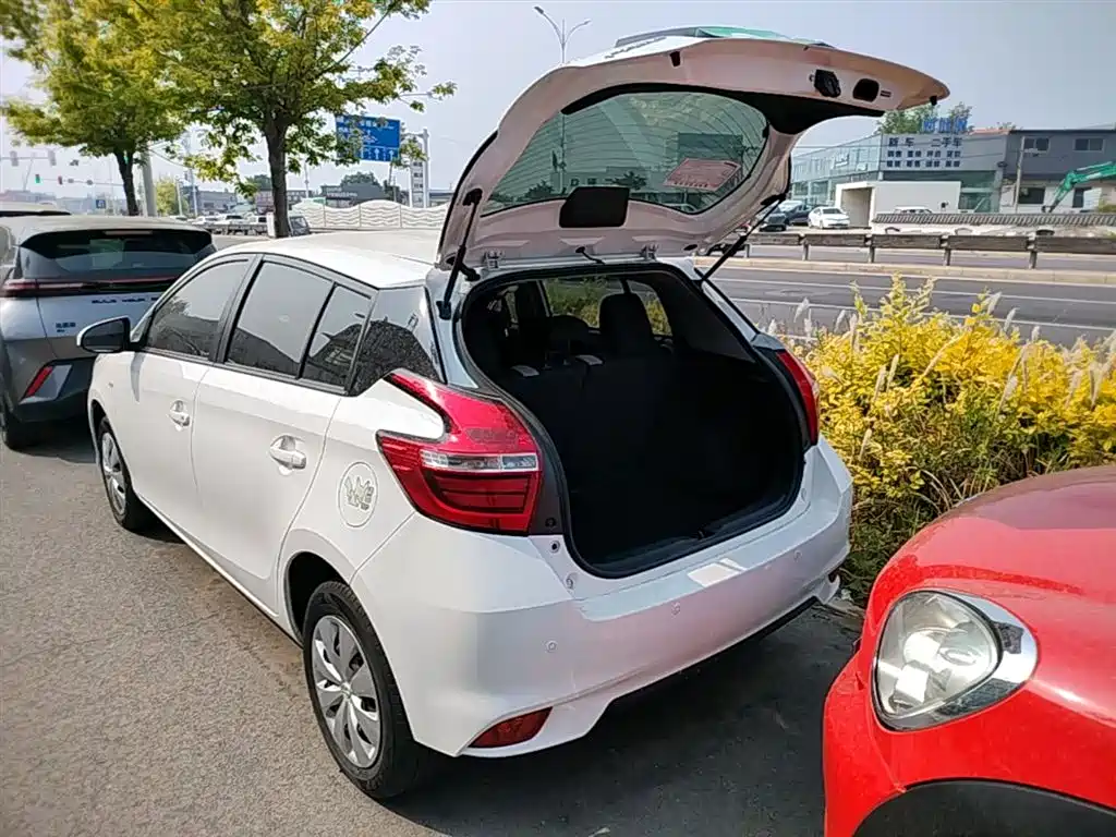 Toyota Yaris L — фото 19