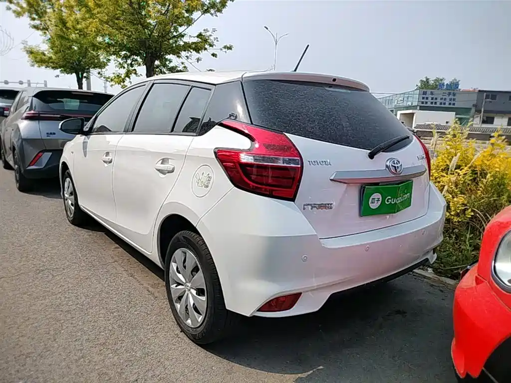 Toyota Yaris L — фото 5