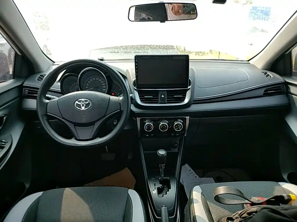 Toyota Yaris L — фото 10
