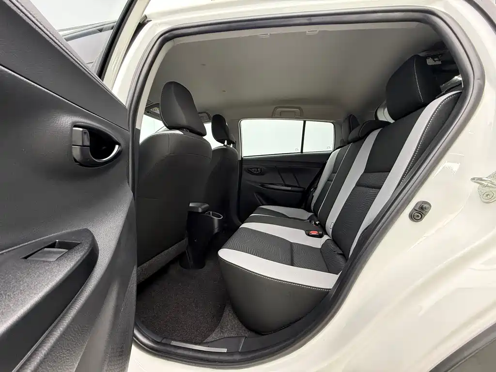 Toyota Yaris L — фото 9