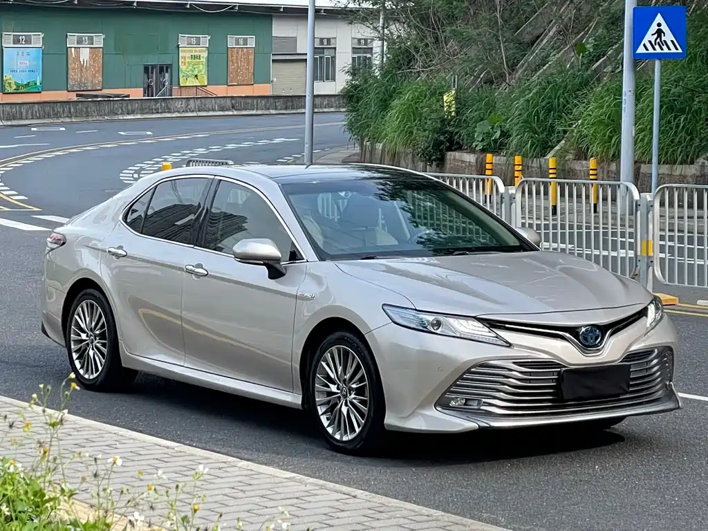 Toyota Camry — фото 3