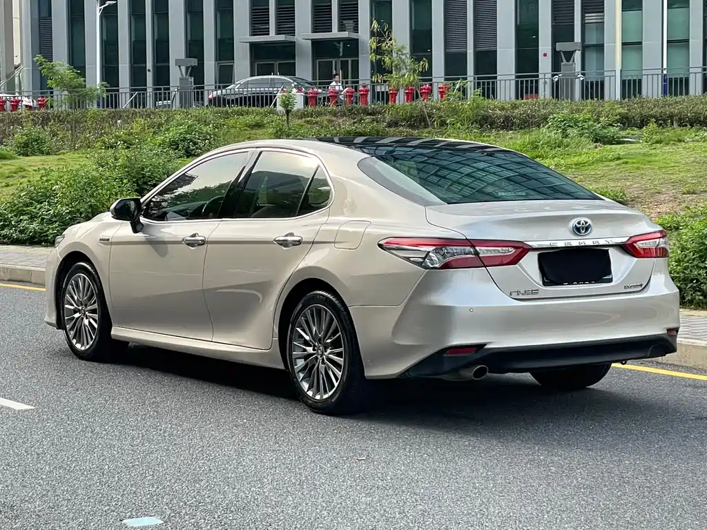 Toyota Camry — фото 4