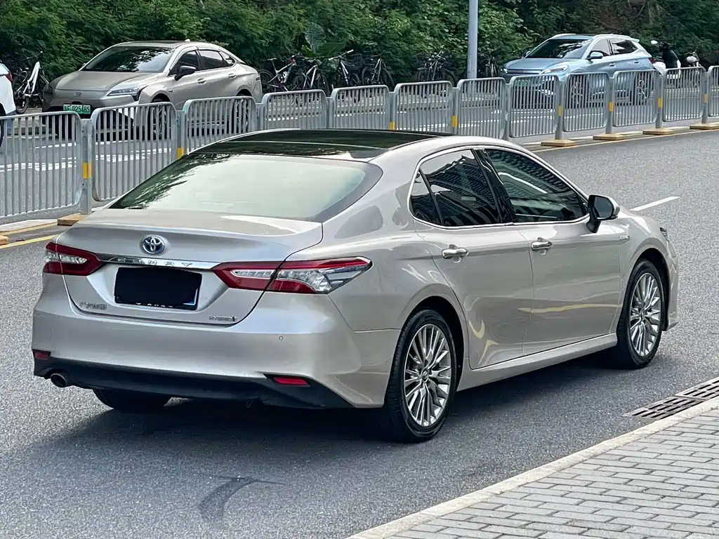 Toyota Camry — фото 5