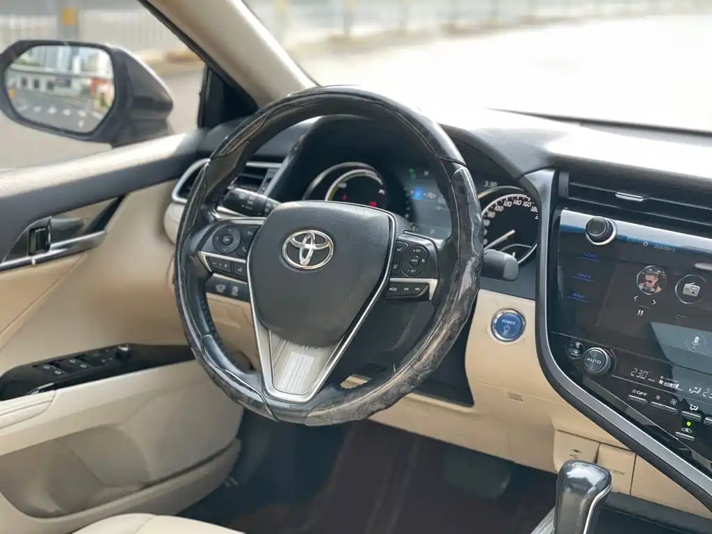 Toyota Camry — фото 8