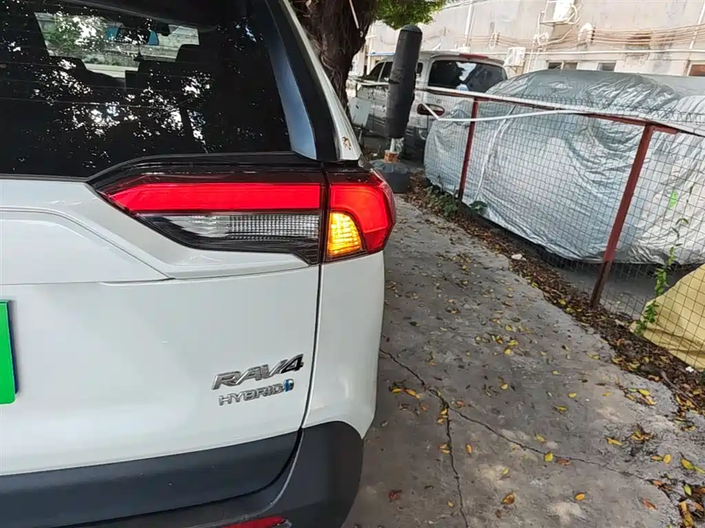 Toyota RAV4 — фото 8