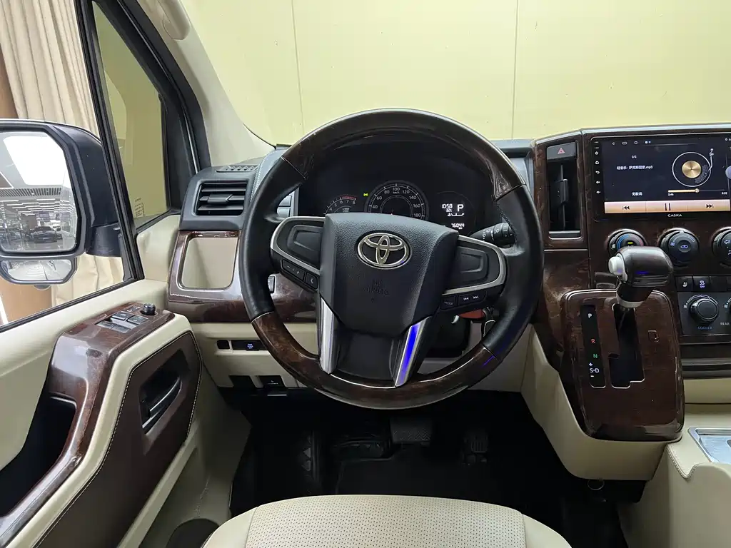 Toyota Hiace — фото 4